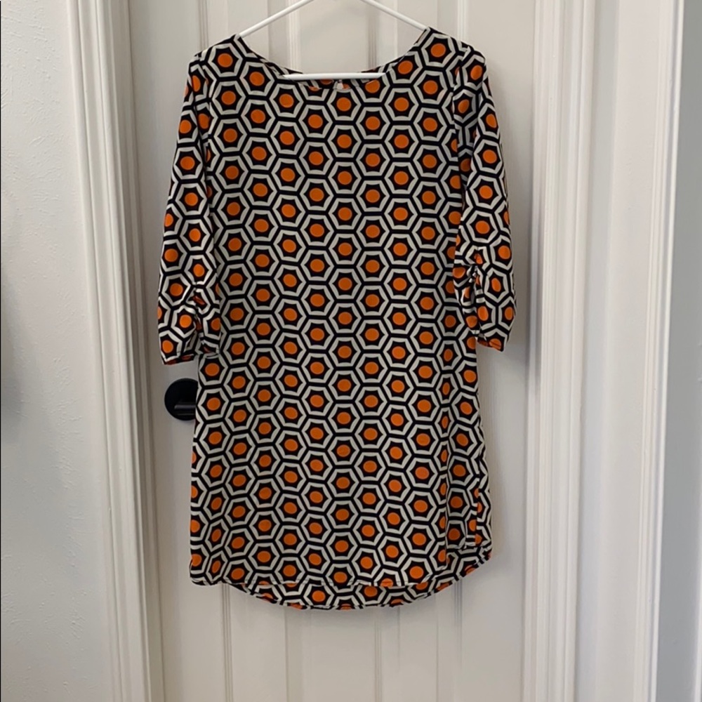 Cute! Fun patterned shift dress!